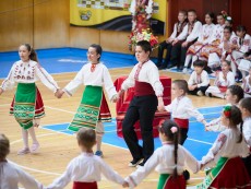 Нашето богатство – деца с родолюбиви сърца виха хора в ритъма на традициите и фолклора