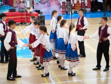 Нашето богатство – деца с родолюбиви сърца виха хора в ритъма на традициите и фолклора