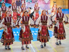 Нашето богатство – деца с родолюбиви сърца виха хора в ритъма на традициите и фолклора