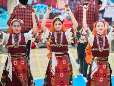 Нашето богатство – деца с родолюбиви сърца виха хора в ритъма на традициите и фолклора