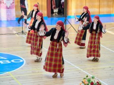 Нашето богатство – деца с родолюбиви сърца виха хора в ритъма на традициите и фолклора