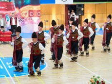 Нашето богатство – деца с родолюбиви сърца виха хора в ритъма на традициите и фолклора