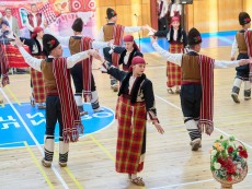 Нашето богатство – деца с родолюбиви сърца виха хора в ритъма на традициите и фолклора
