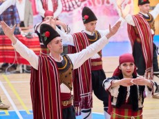 Нашето богатство – деца с родолюбиви сърца виха хора в ритъма на традициите и фолклора