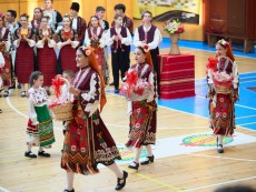 Нашето богатство – деца с родолюбиви сърца виха хора в ритъма на традициите и фолклора