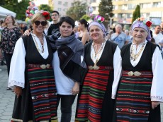СЕВЛИЕВО СЕ ЗАВЪРТЯ В РИТЪМА НА БЪЛГАРСКОТО ХОРО