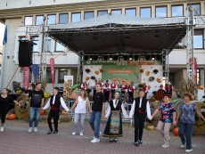 СЕВЛИЕВО СЕ ЗАВЪРТЯ В РИТЪМА НА БЪЛГАРСКОТО ХОРО