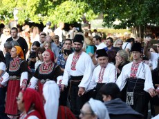 СЕВЛИЕВО СЕ ЗАВЪРТЯ В РИТЪМА НА БЪЛГАРСКОТО ХОРО