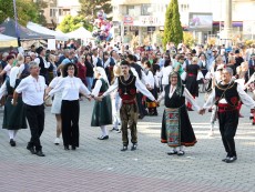 СЕВЛИЕВО СЕ ЗАВЪРТЯ В РИТЪМА НА БЪЛГАРСКОТО ХОРО