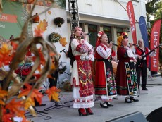 СЕВЛИЕВО СЕ ЗАВЪРТЯ В РИТЪМА НА БЪЛГАРСКОТО ХОРО