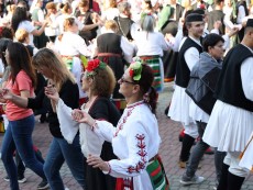 СЕВЛИЕВО СЕ ЗАВЪРТЯ В РИТЪМА НА БЪЛГАРСКОТО ХОРО