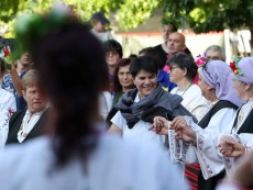 СЕВЛИЕВО СЕ ЗАВЪРТЯ В РИТЪМА НА БЪЛГАРСКОТО ХОРО