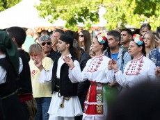 СЕВЛИЕВО СЕ ЗАВЪРТЯ В РИТЪМА НА БЪЛГАРСКОТО ХОРО
